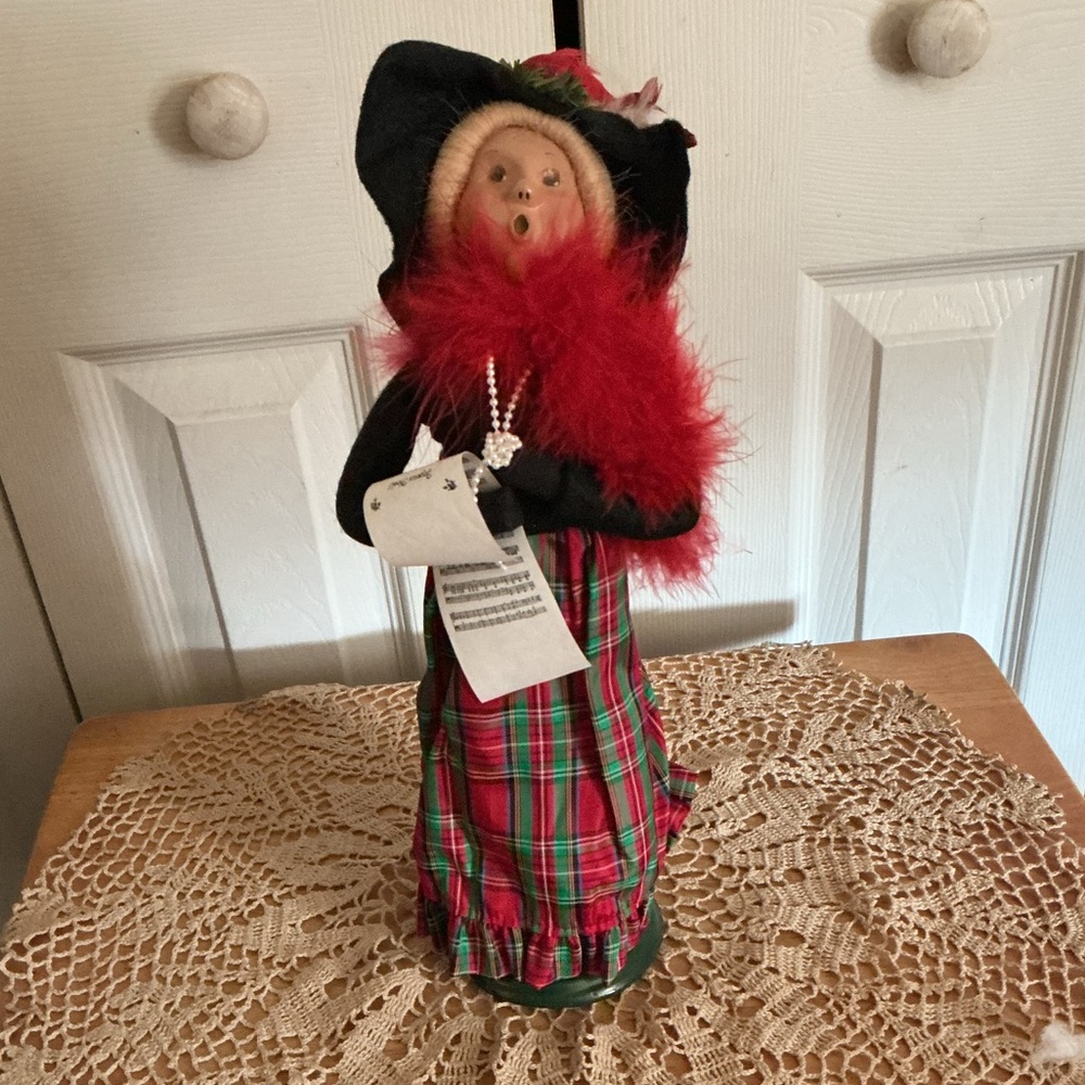 Charming 1996 Byers Choice Choir Lady